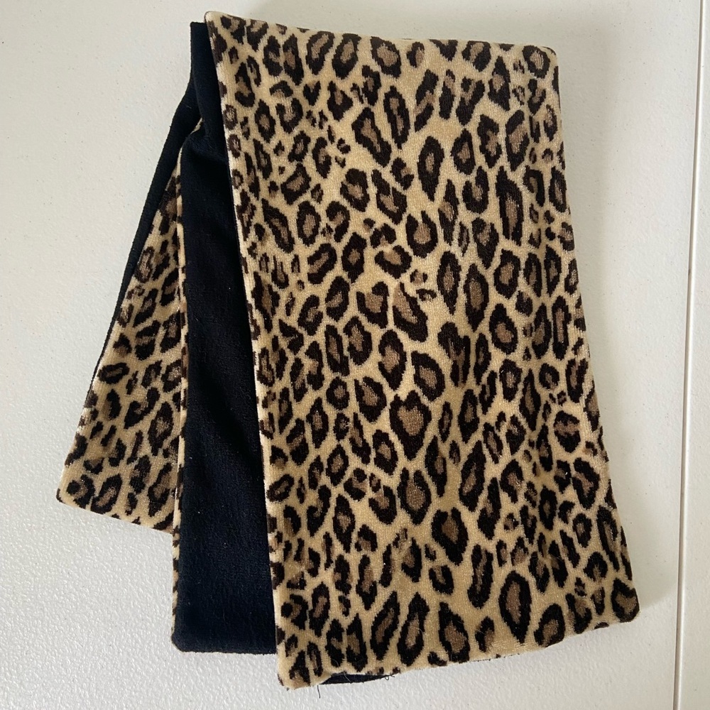 EUC | Women’s fleece leopard‎ print black reversible winter warm fuzzy scarf